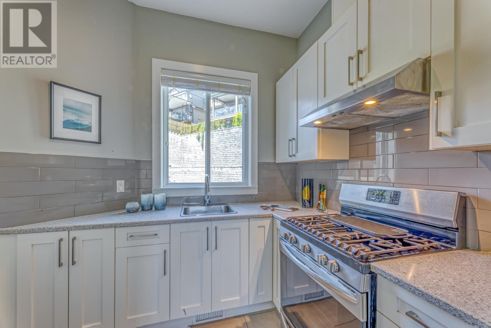 Photo 10 of 1438 Strawline Hill Street, Coquitlam BC
