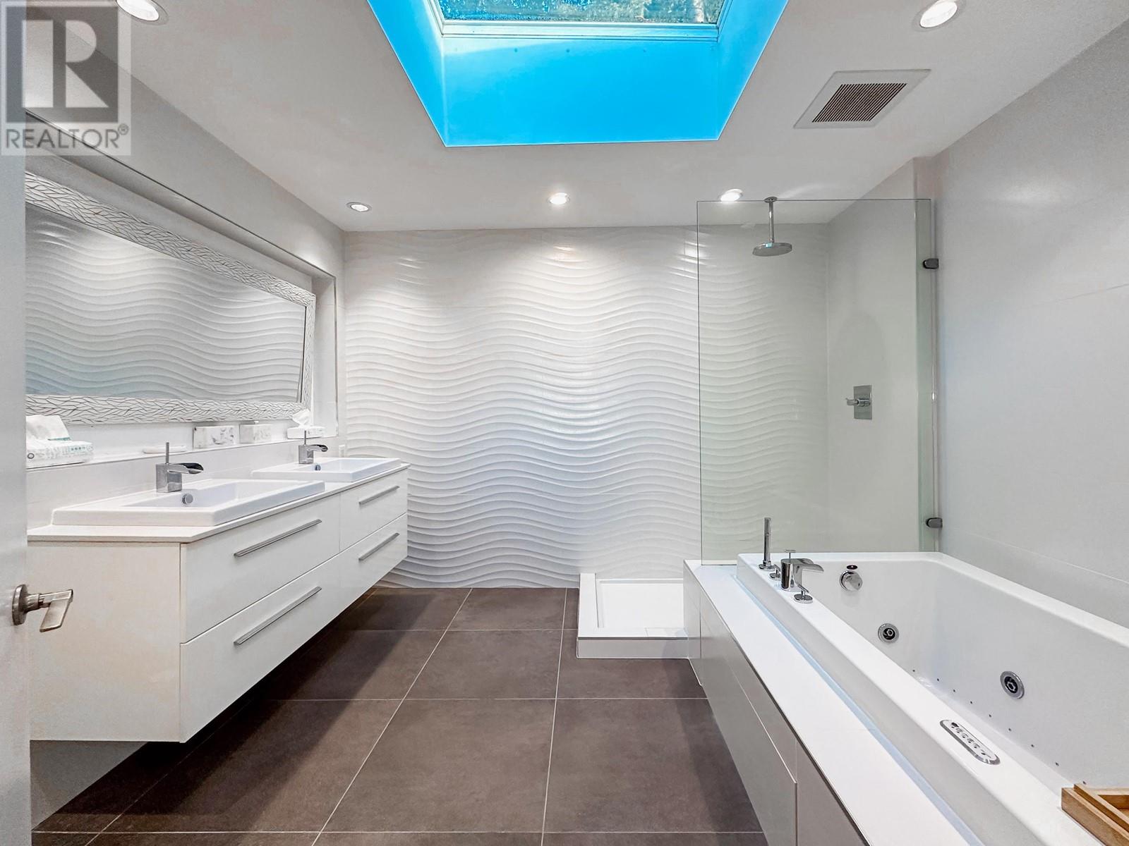 5290 GULF PLACE, West Vancouver
