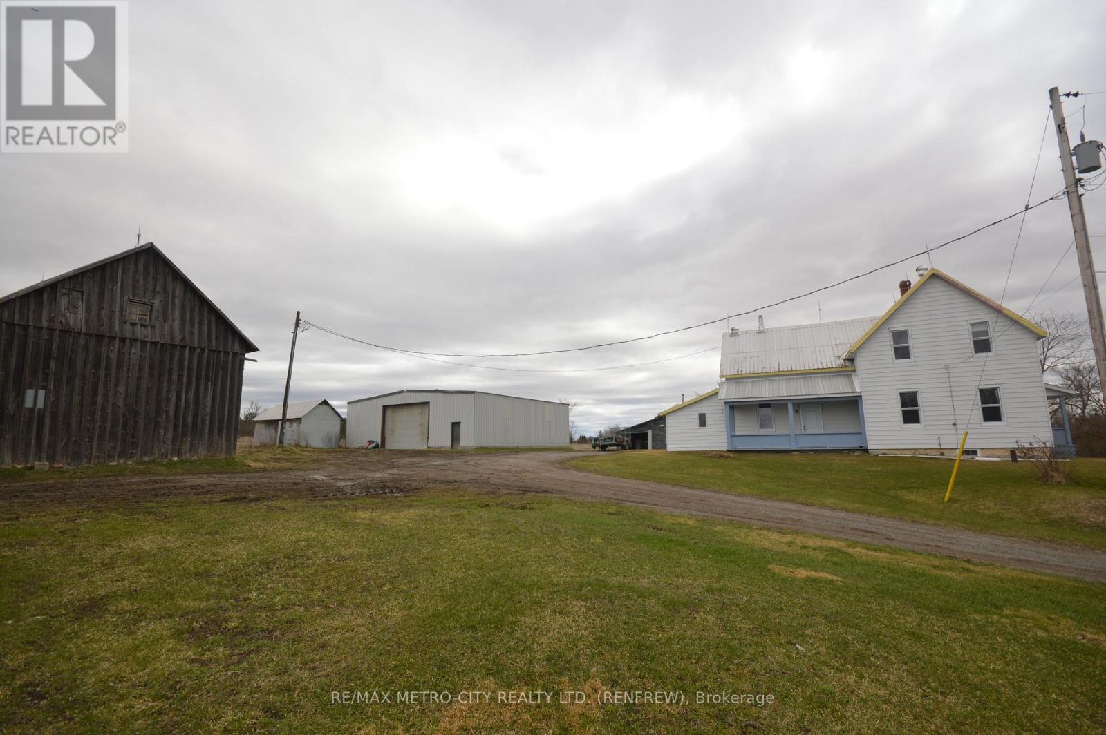 Photo 5 of 102 Scheel Drive, Mcnab Braeside ON