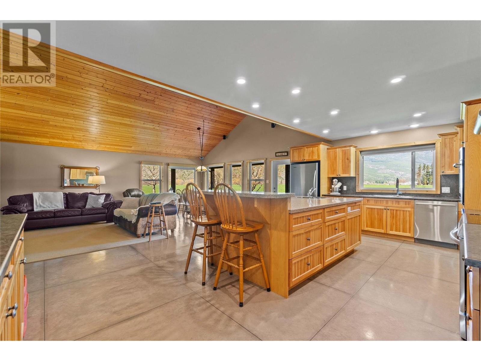  152 Salmon River Road, Salmon Arm