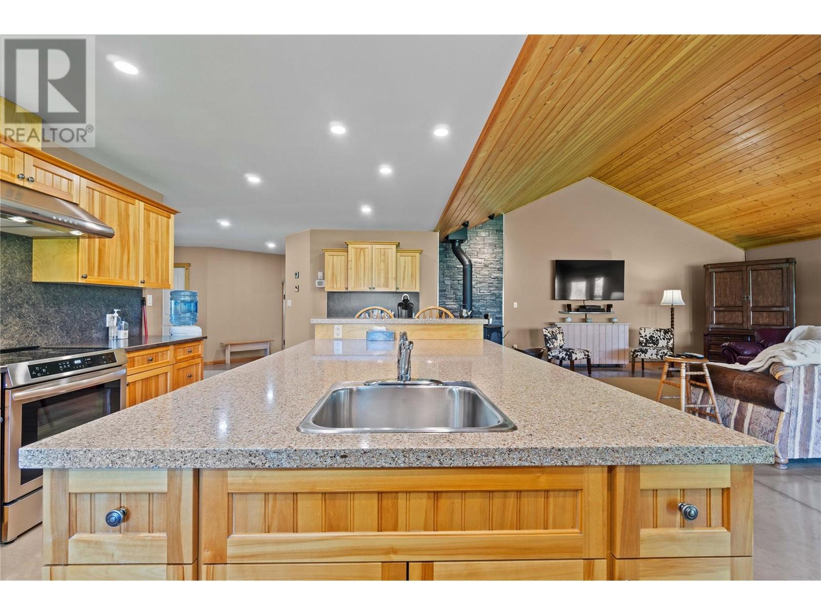  152 Salmon River Road, Salmon Arm