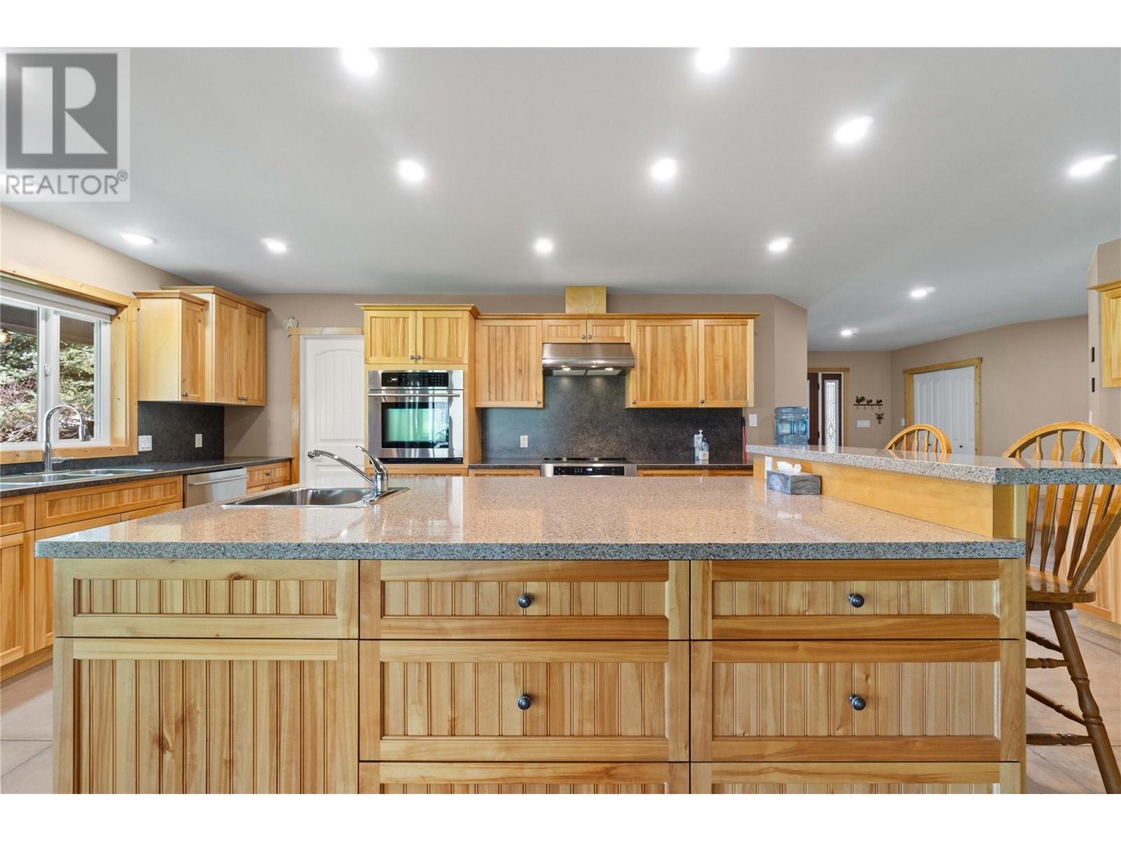  152 Salmon River Road, Salmon Arm