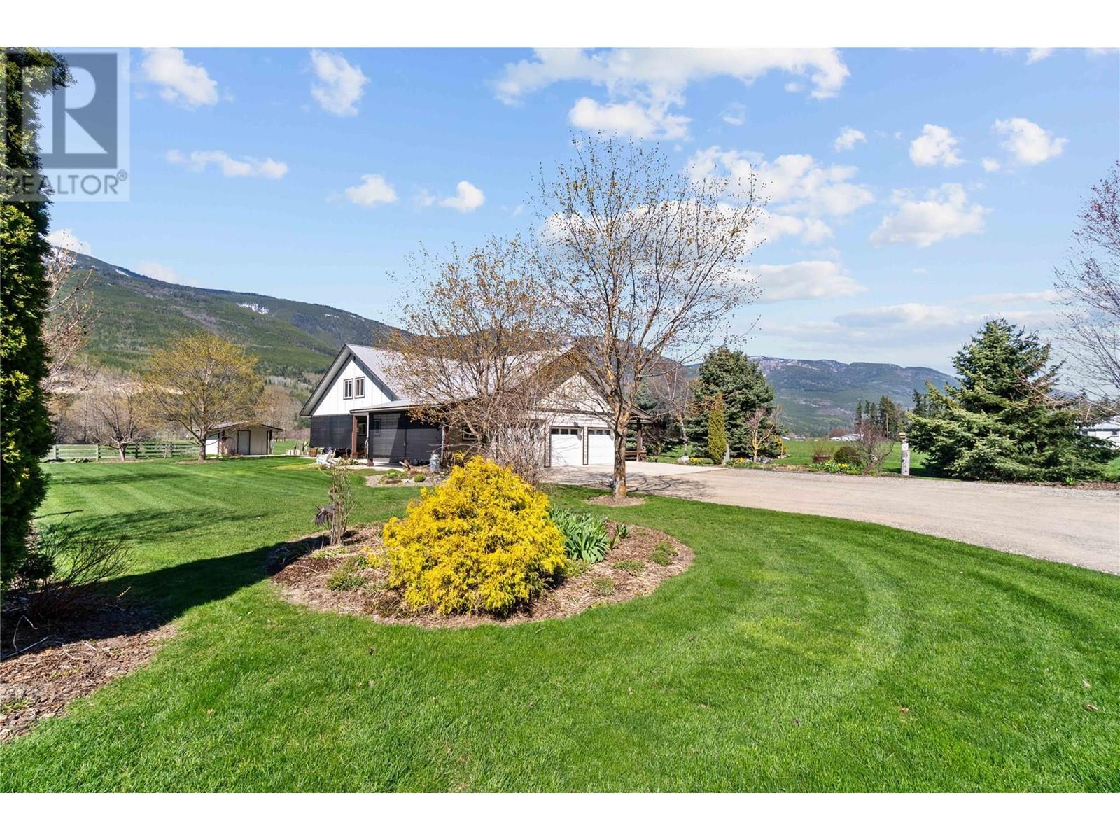  152 Salmon River Road, Salmon Arm