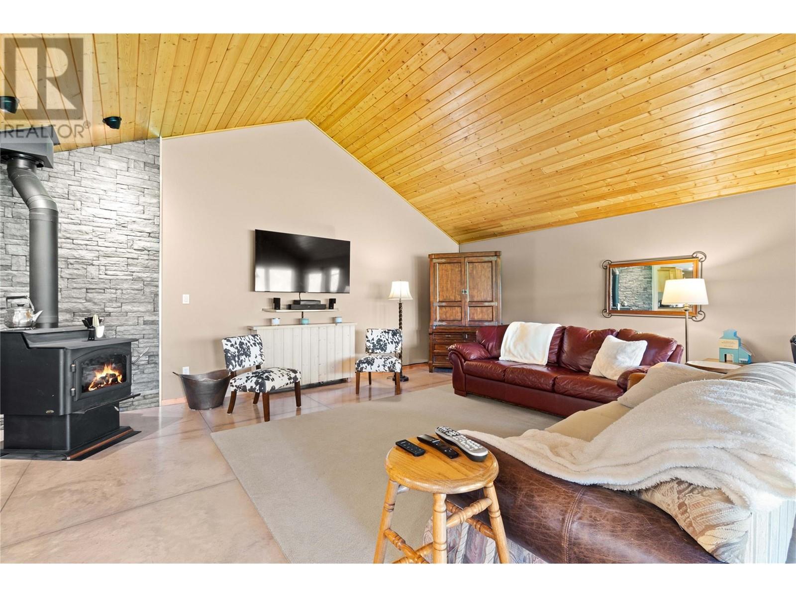  152 Salmon River Road, Salmon Arm
