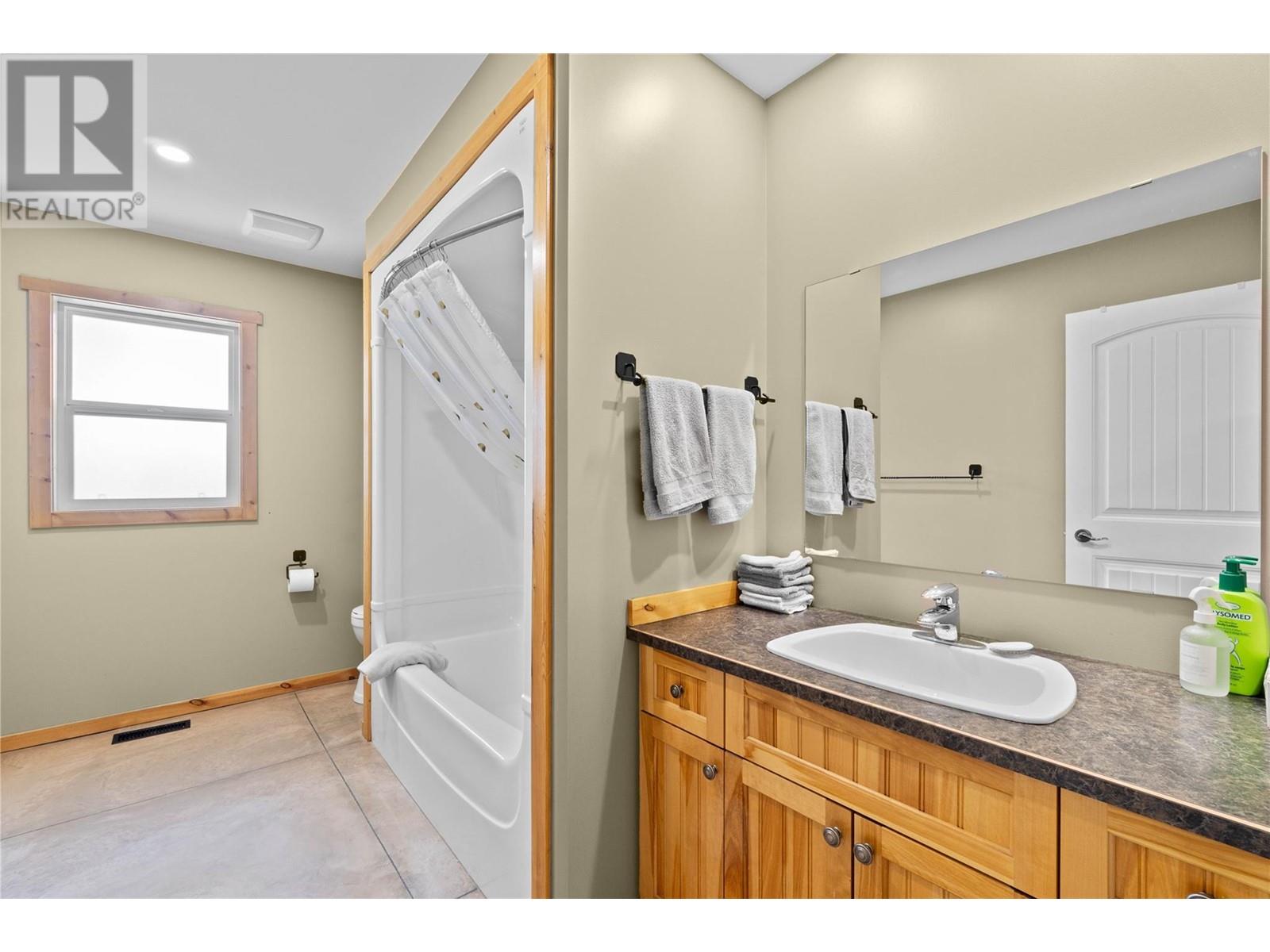 152 Salmon River Road, Salmon Arm