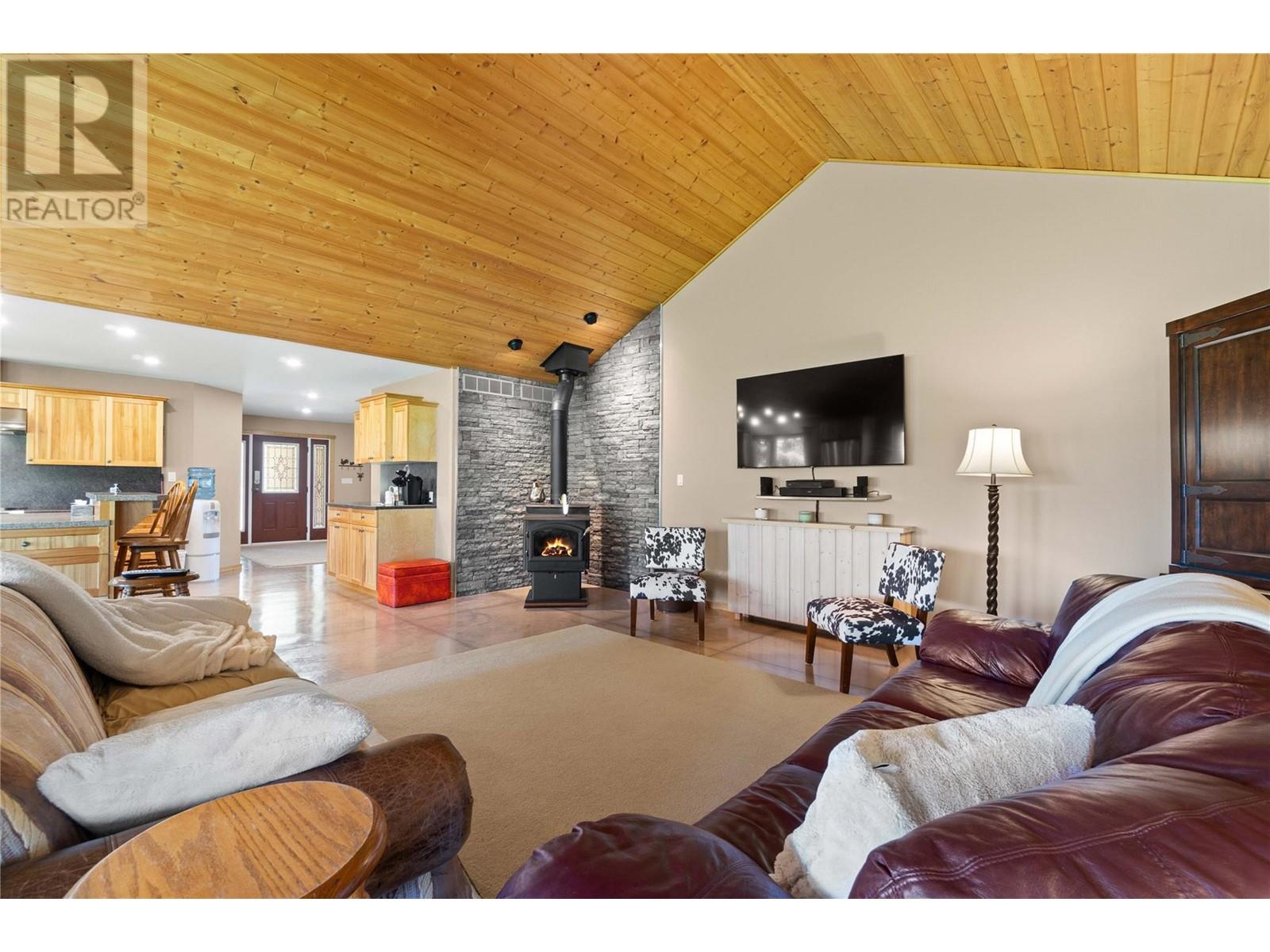  152 Salmon River Road, Salmon Arm