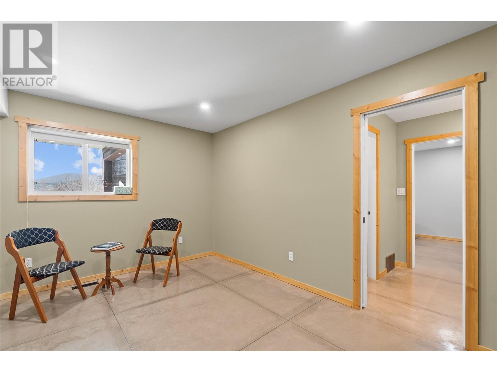  152 Salmon River Road, Salmon Arm