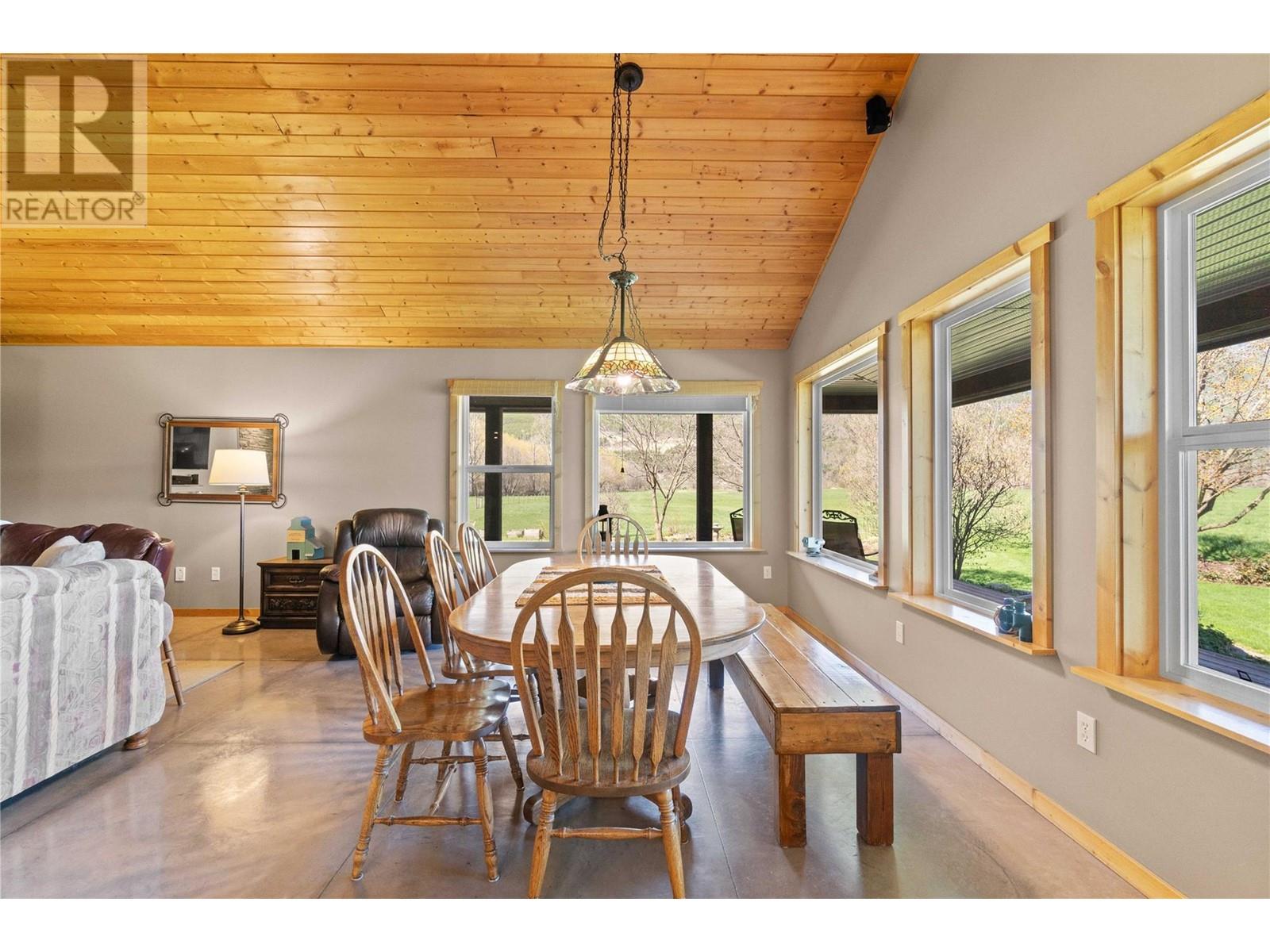  152 Salmon River Road, Salmon Arm