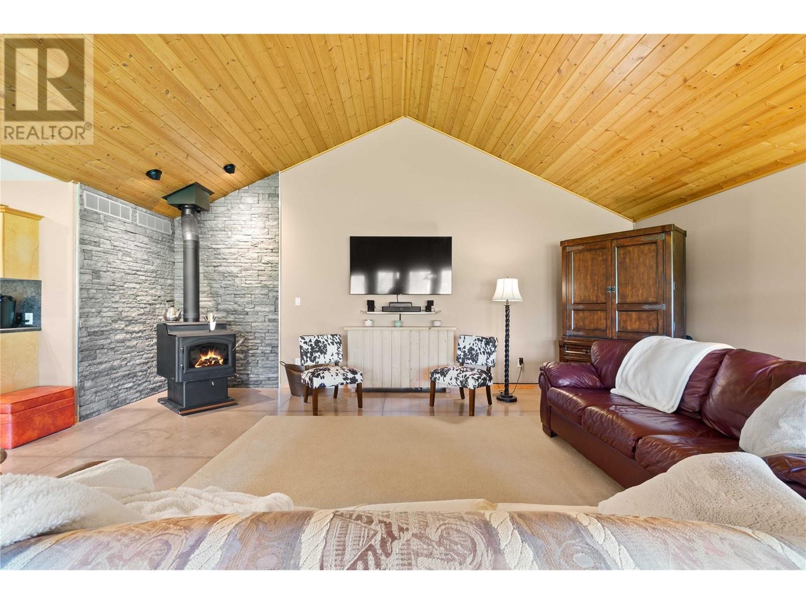  152 Salmon River Road, Salmon Arm