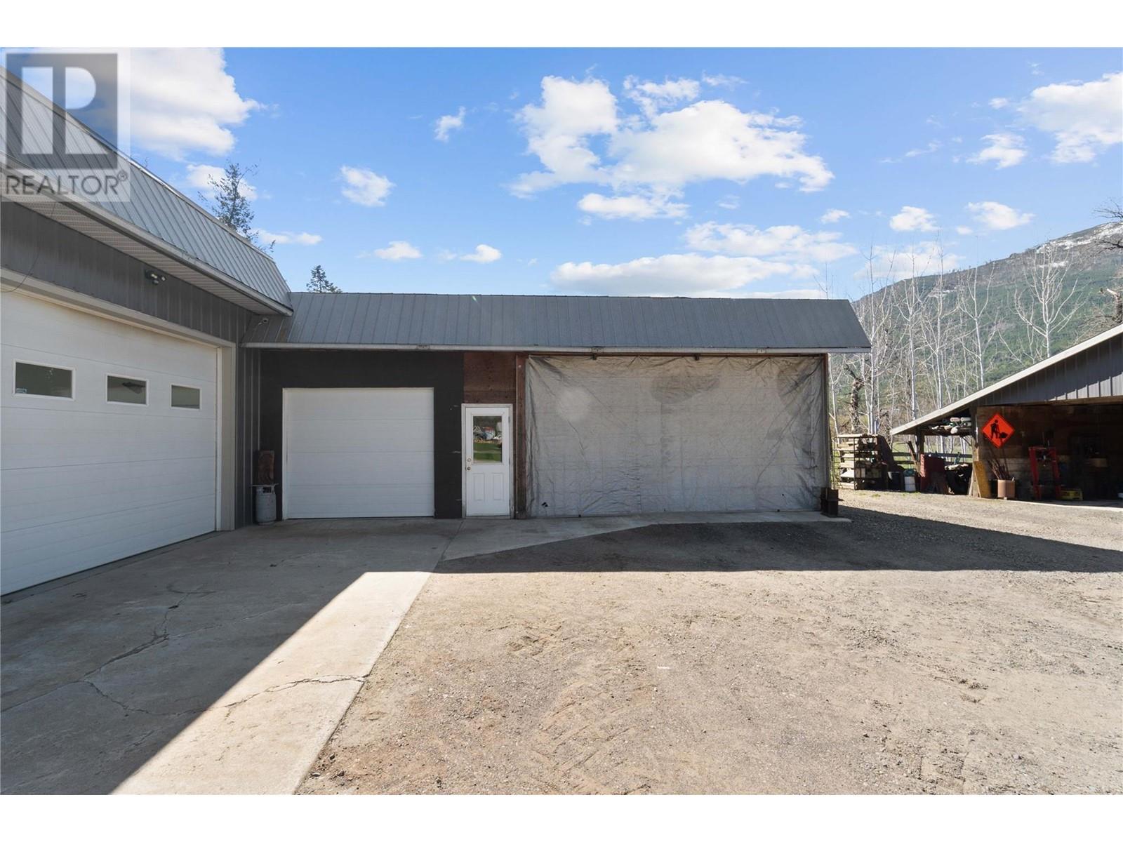  152 Salmon River Road, Salmon Arm