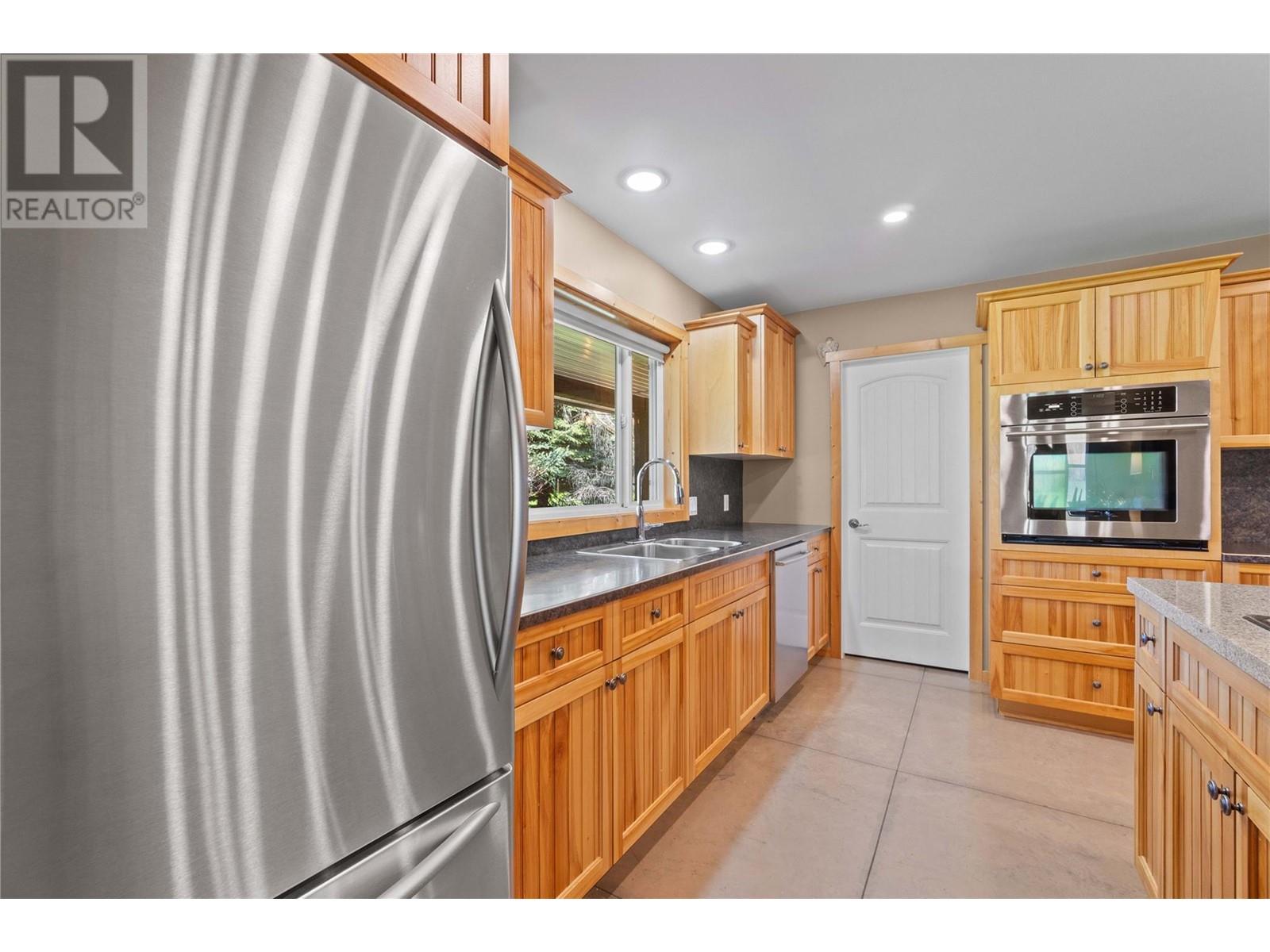  152 Salmon River Road, Salmon Arm