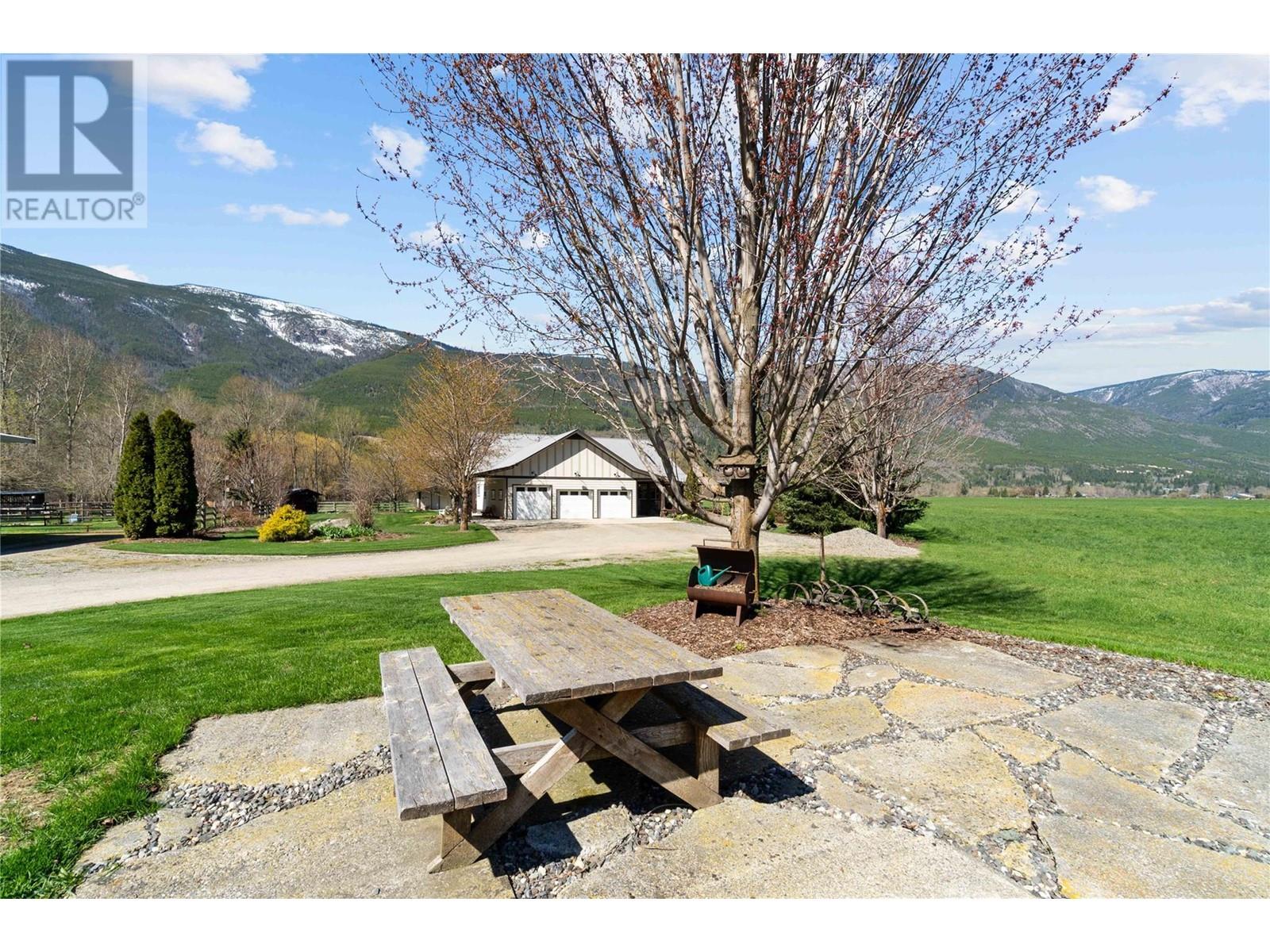  152 Salmon River Road, Salmon Arm