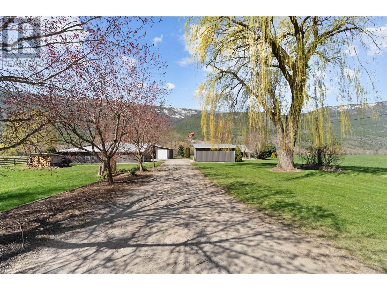  152 Salmon River Road, Salmon Arm