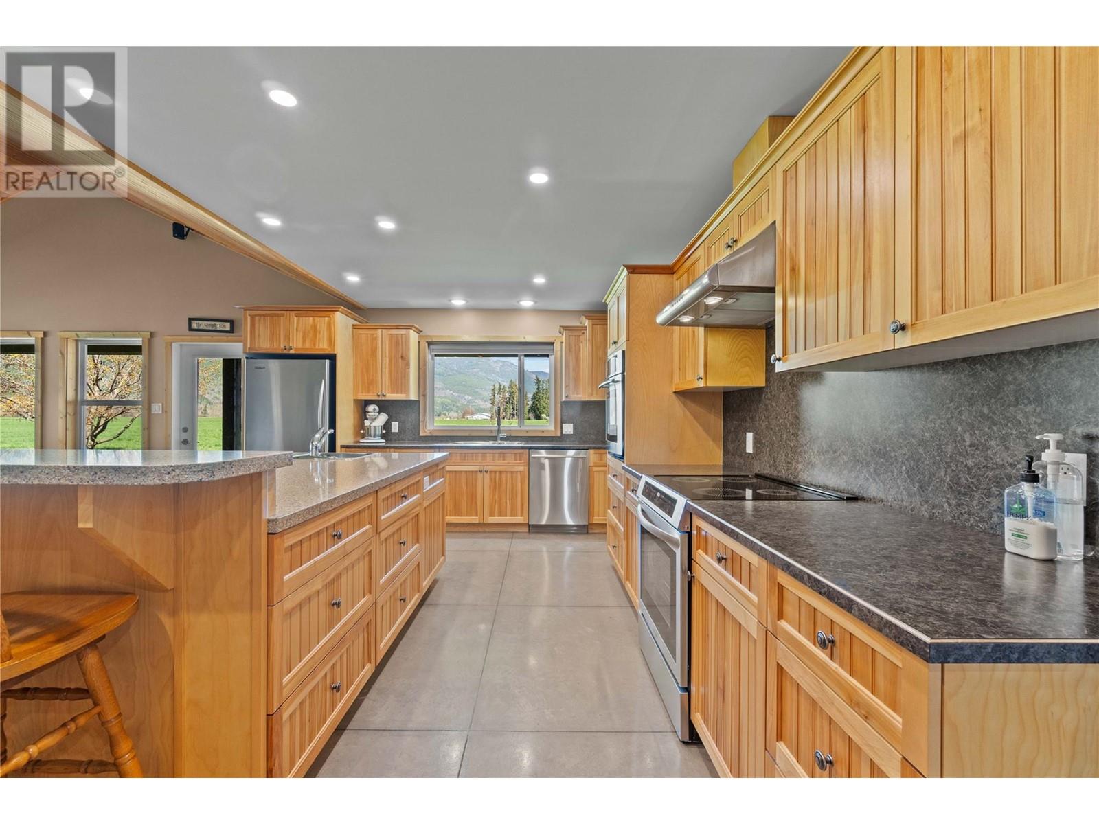  152 Salmon River Road, Salmon Arm