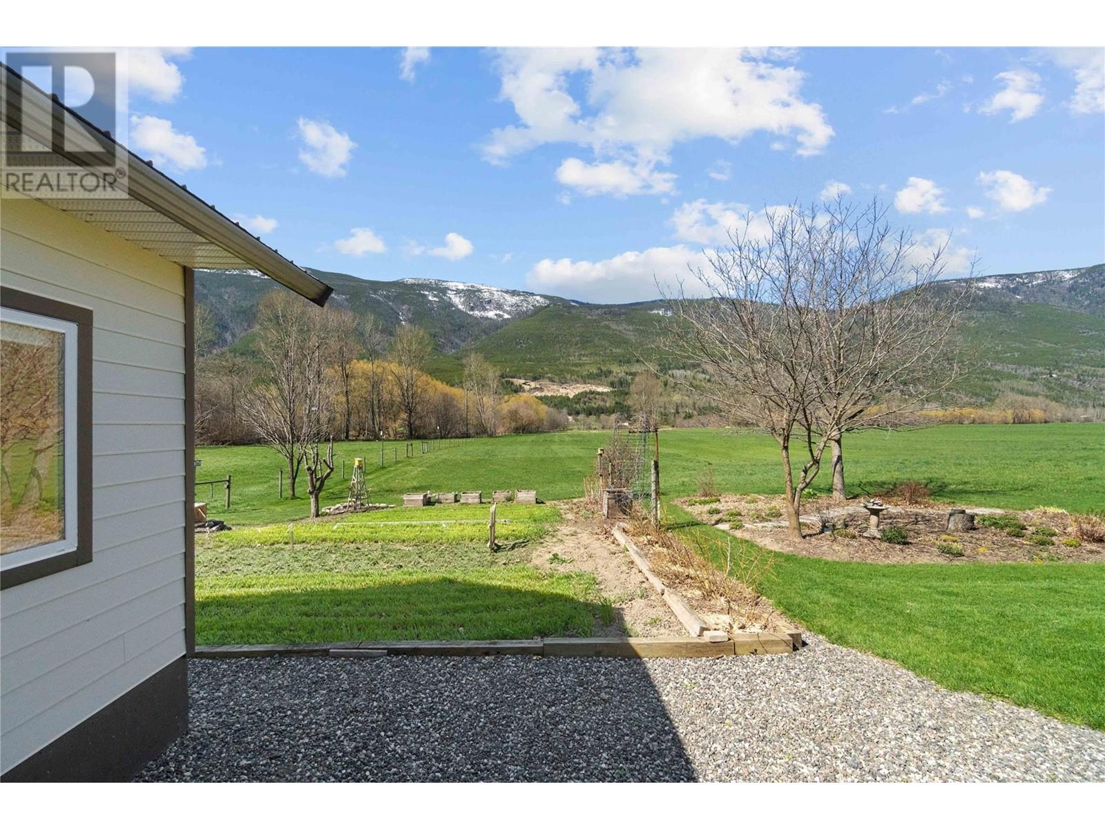  152 Salmon River Road, Salmon Arm