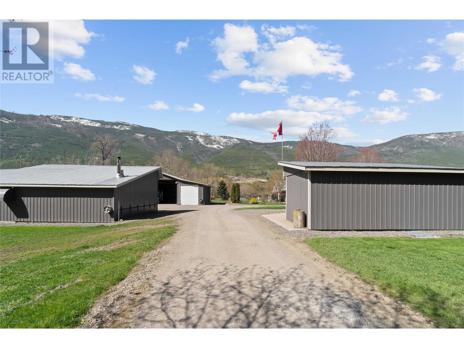  152 Salmon River Road, Salmon Arm