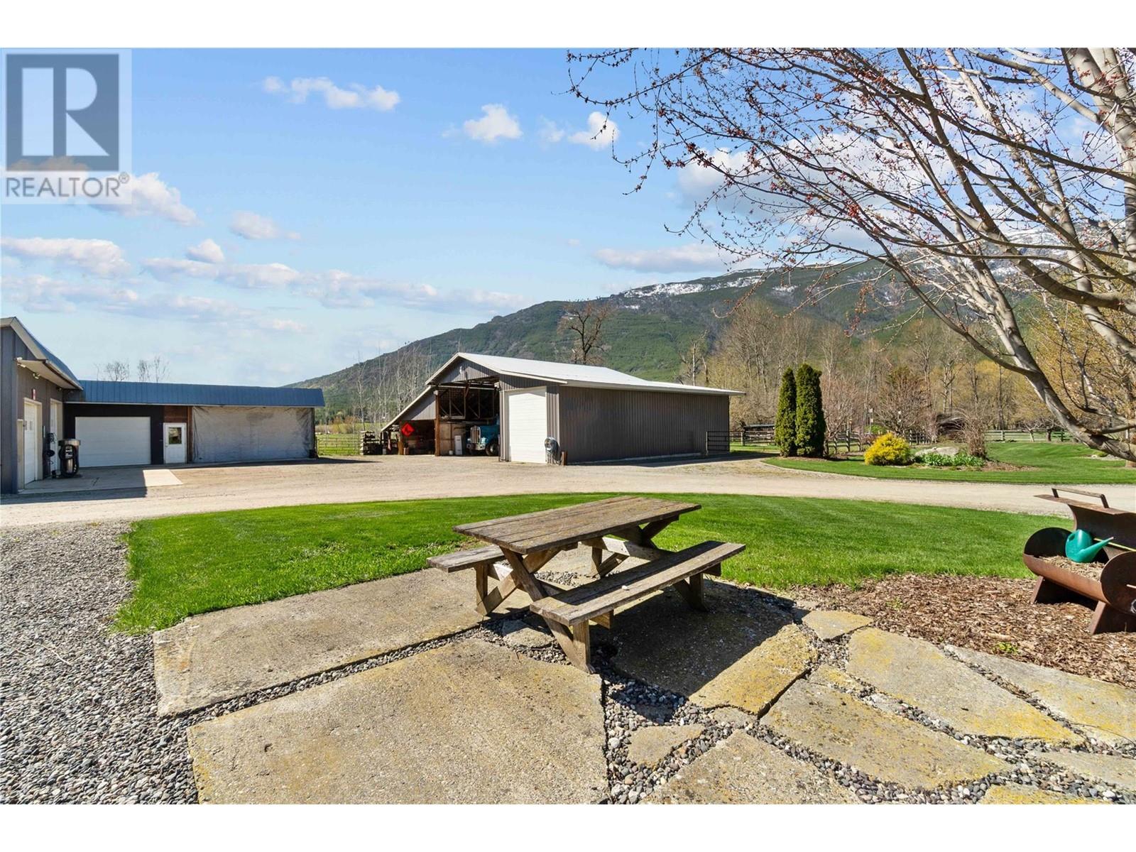  152 Salmon River Road, Salmon Arm