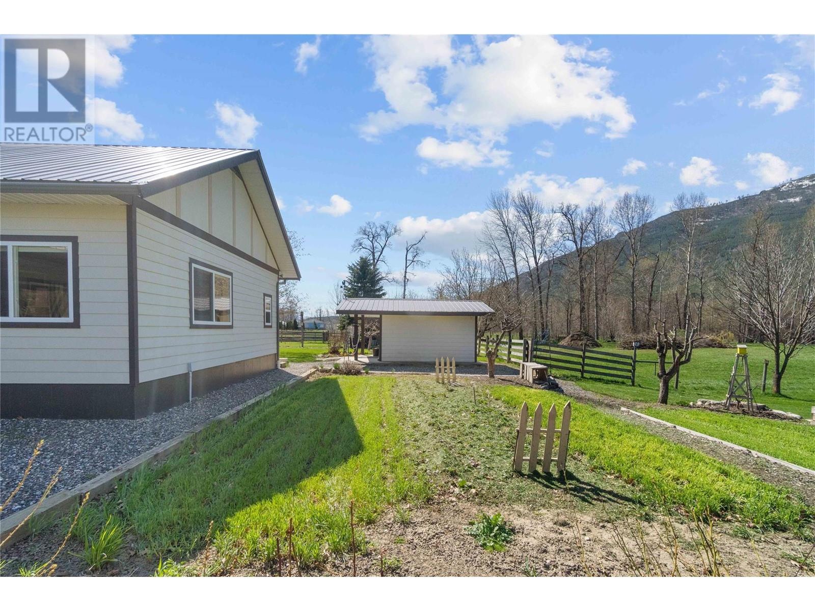  152 Salmon River Road, Salmon Arm