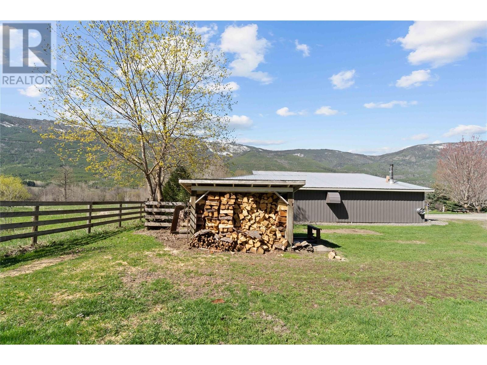  152 Salmon River Road, Salmon Arm
