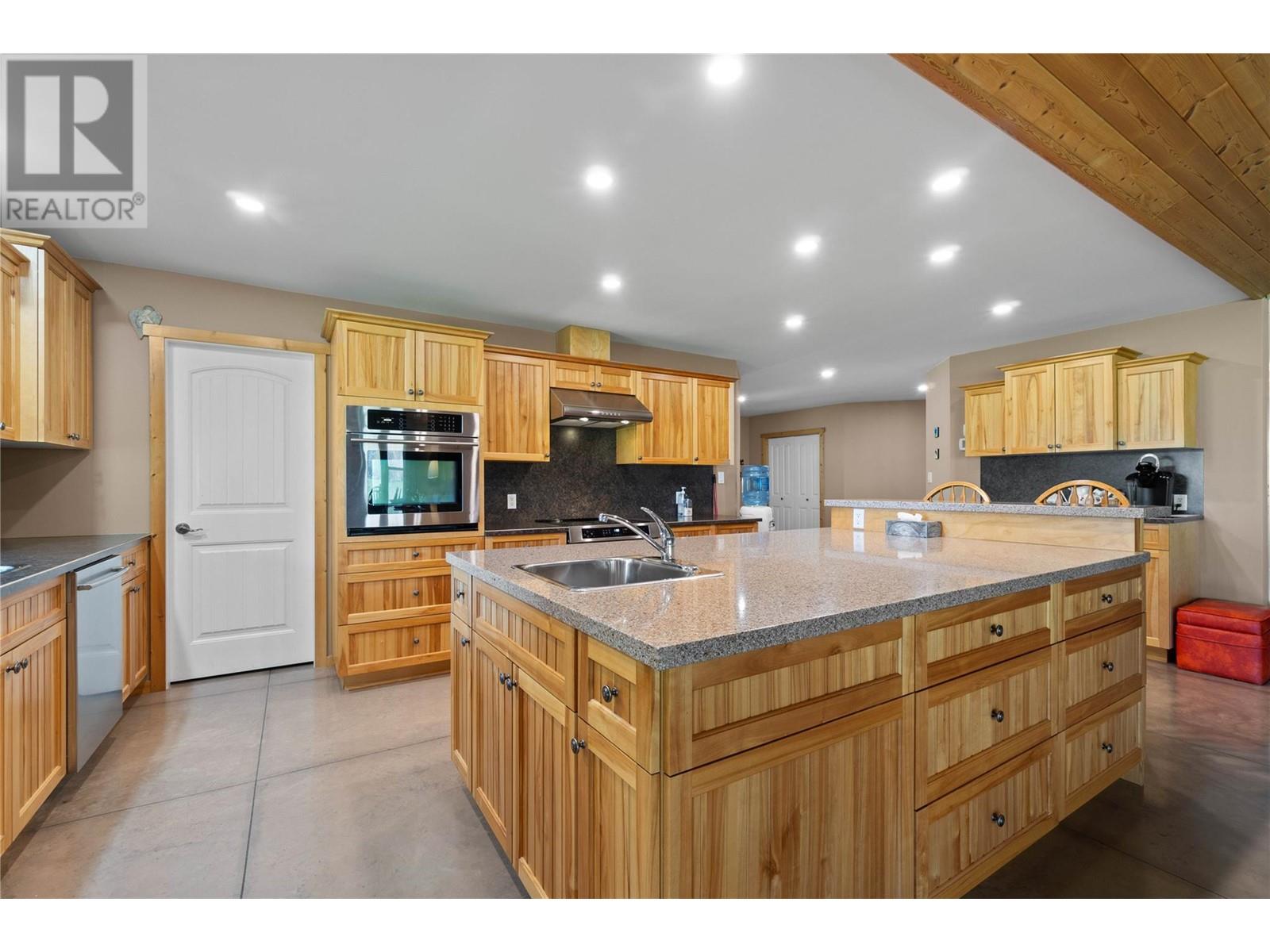  152 Salmon River Road, Salmon Arm