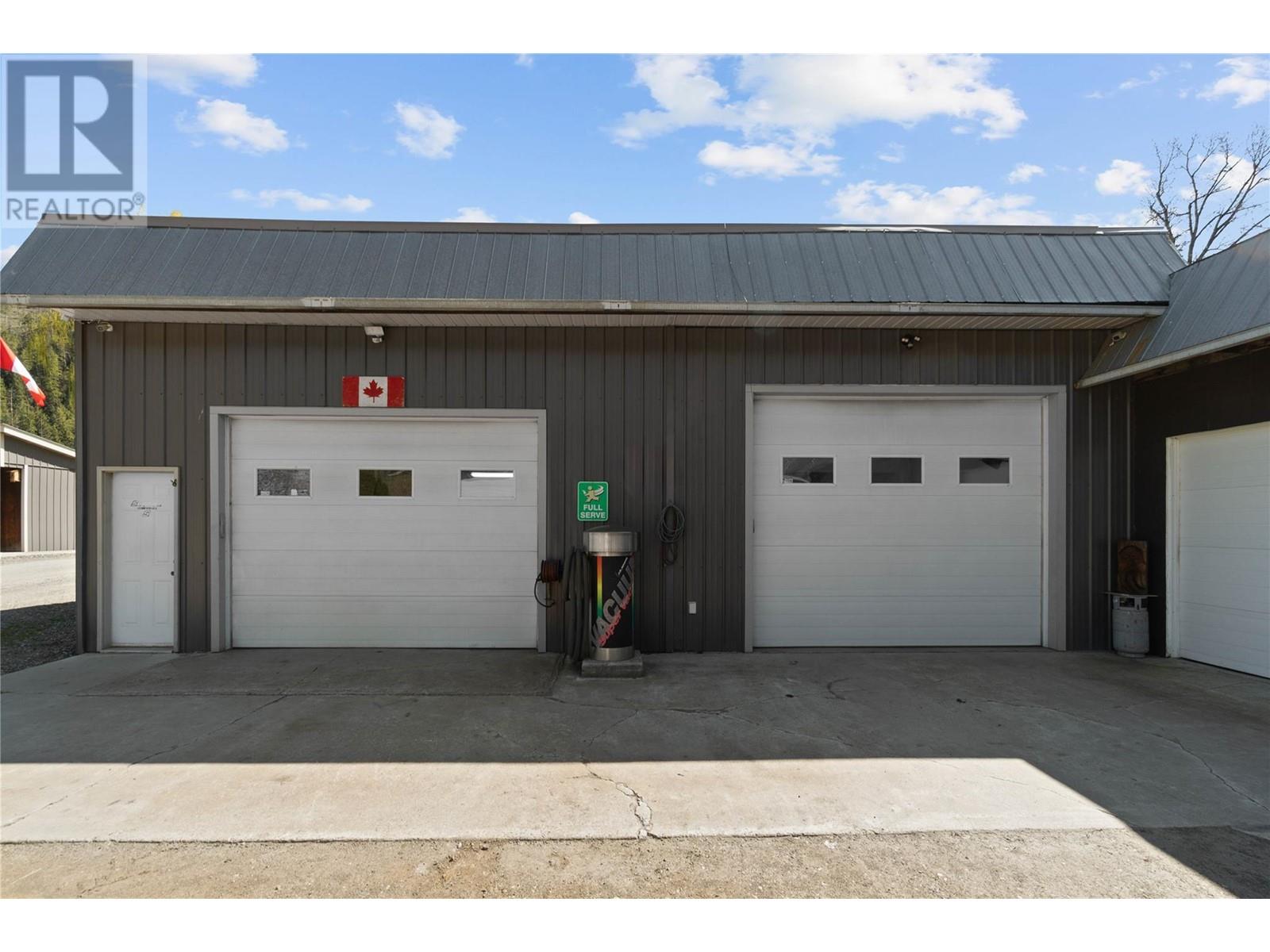  152 Salmon River Road, Salmon Arm