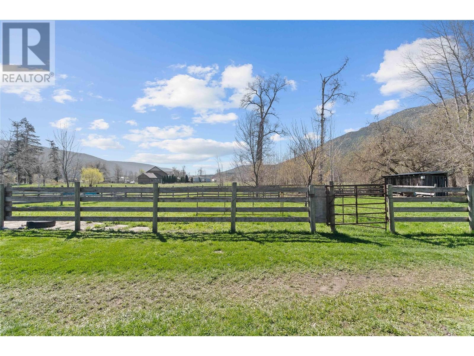  152 Salmon River Road, Salmon Arm