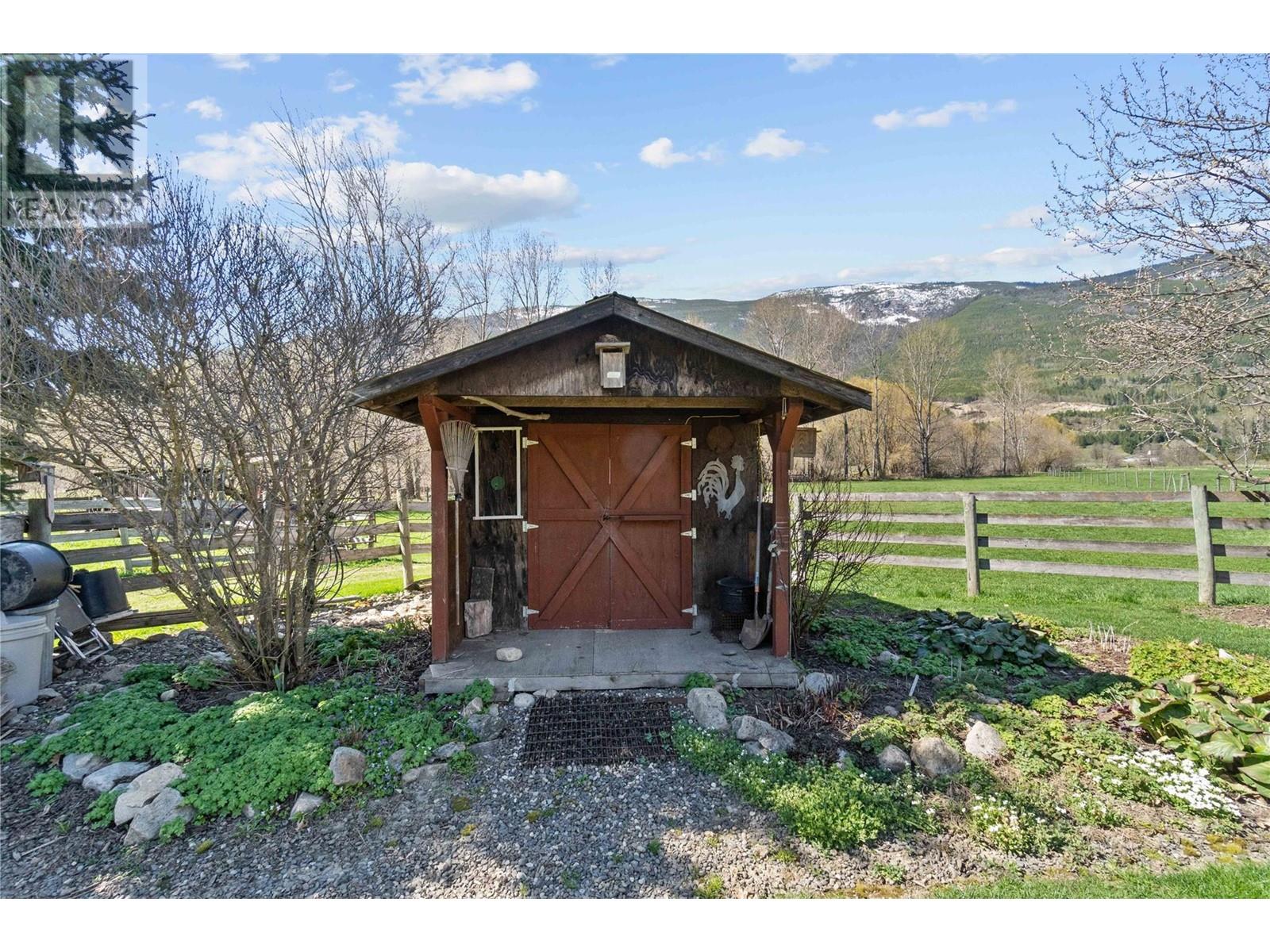  152 Salmon River Road, Salmon Arm