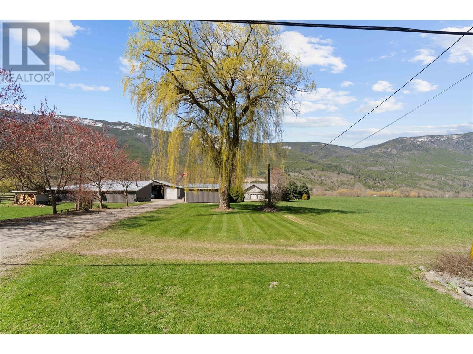  152 Salmon River Road, Salmon Arm