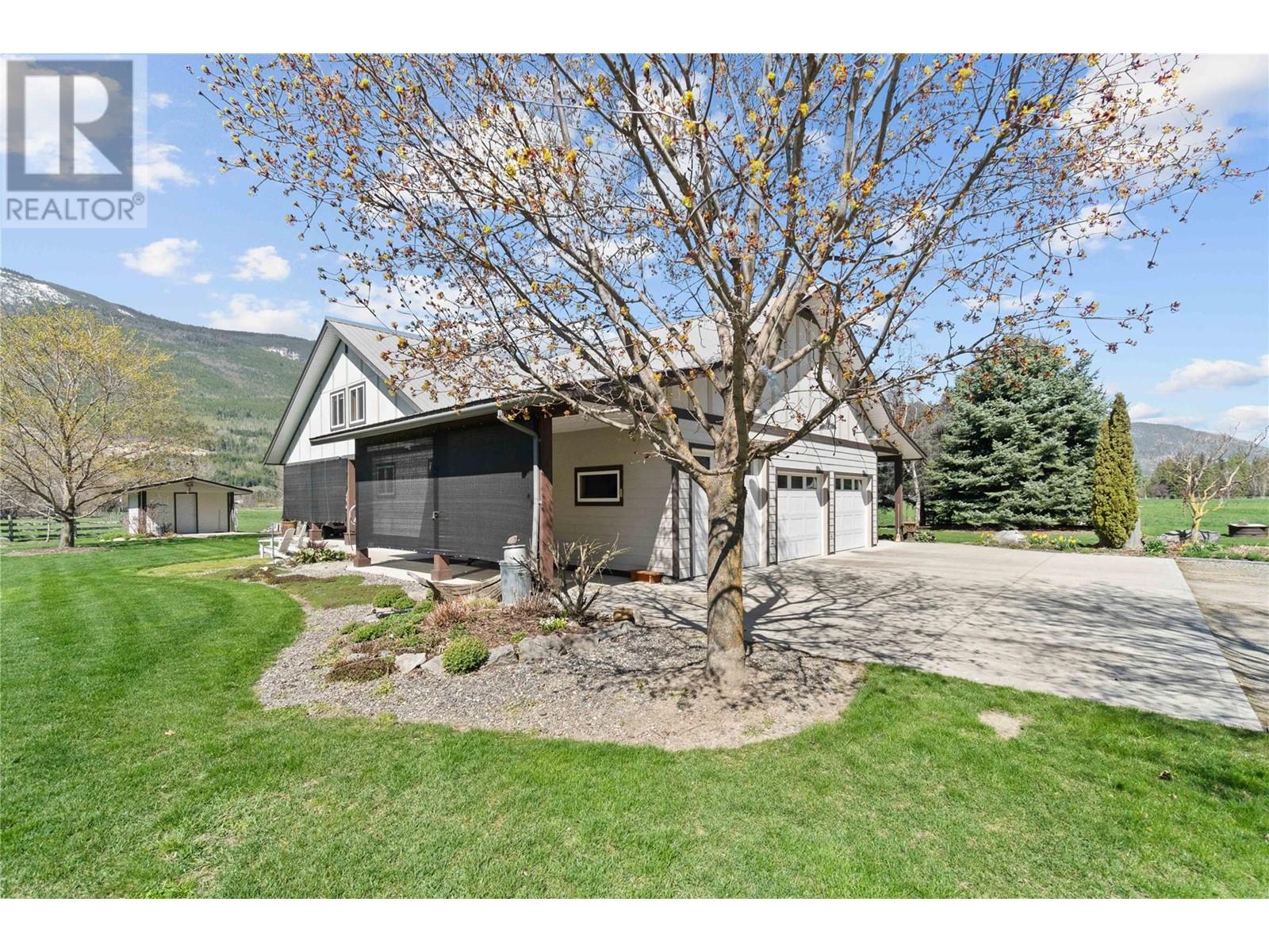 152 Salmon River Road, Salmon Arm