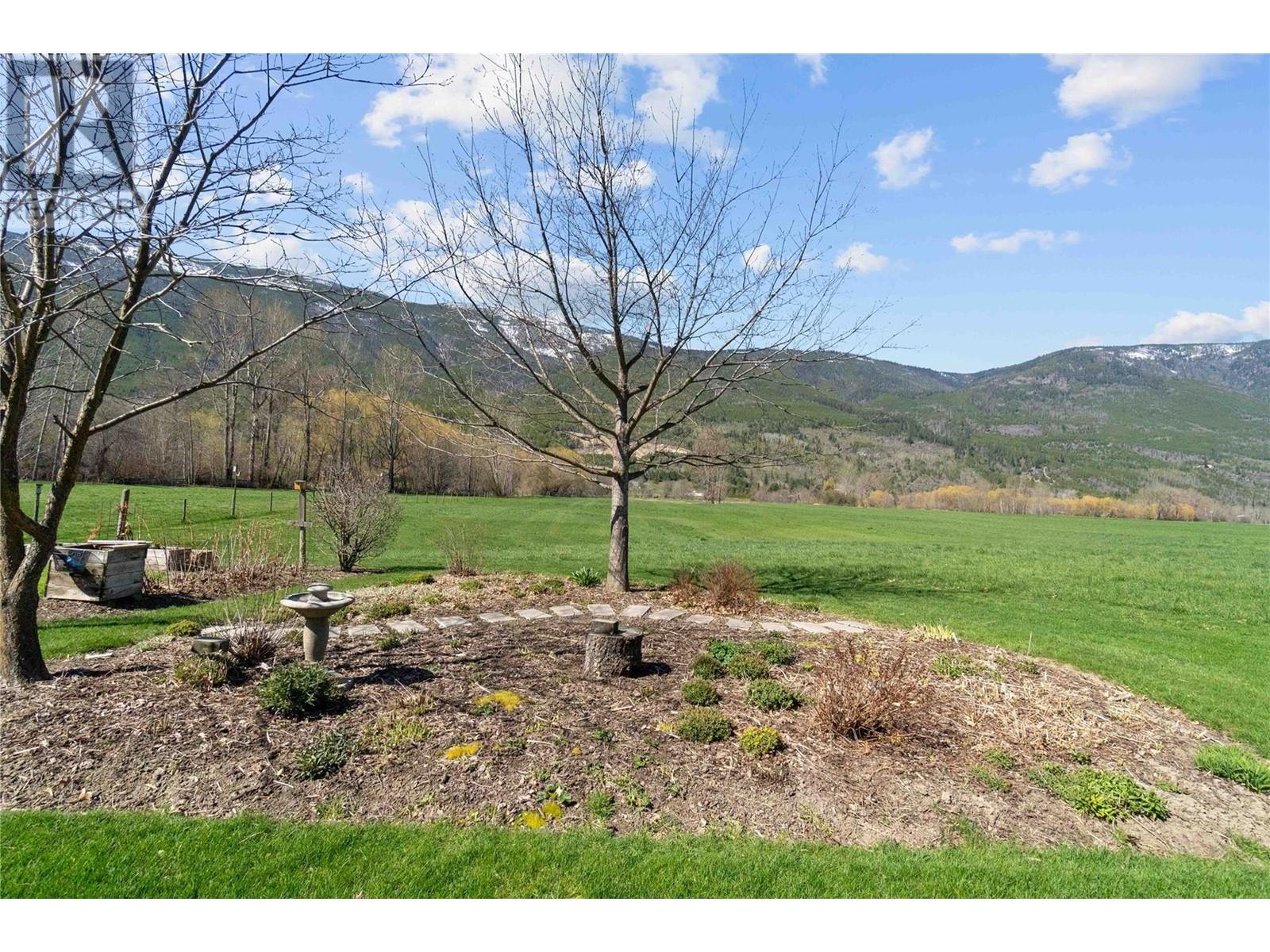  152 Salmon River Road, Salmon Arm
