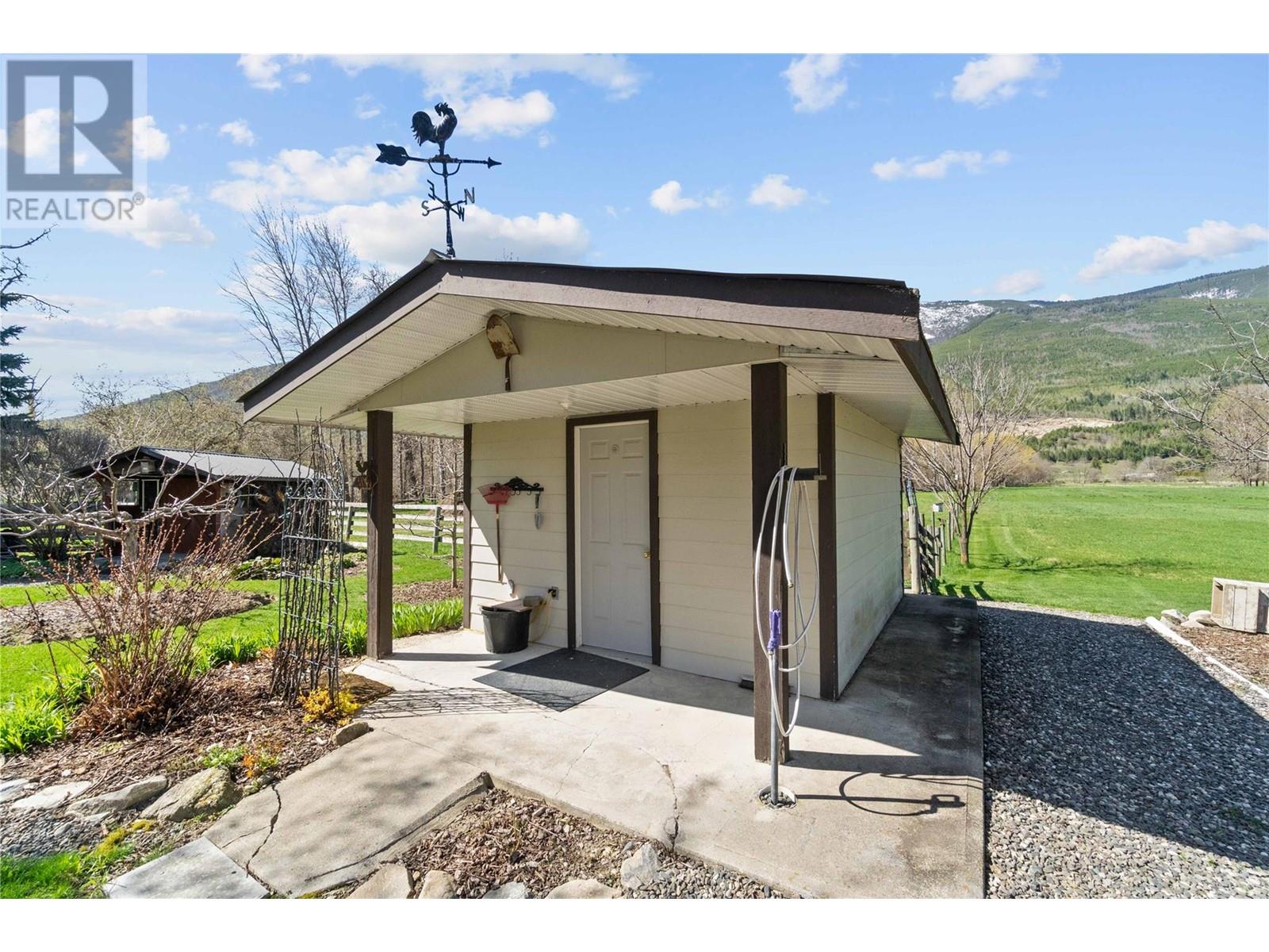  152 Salmon River Road, Salmon Arm