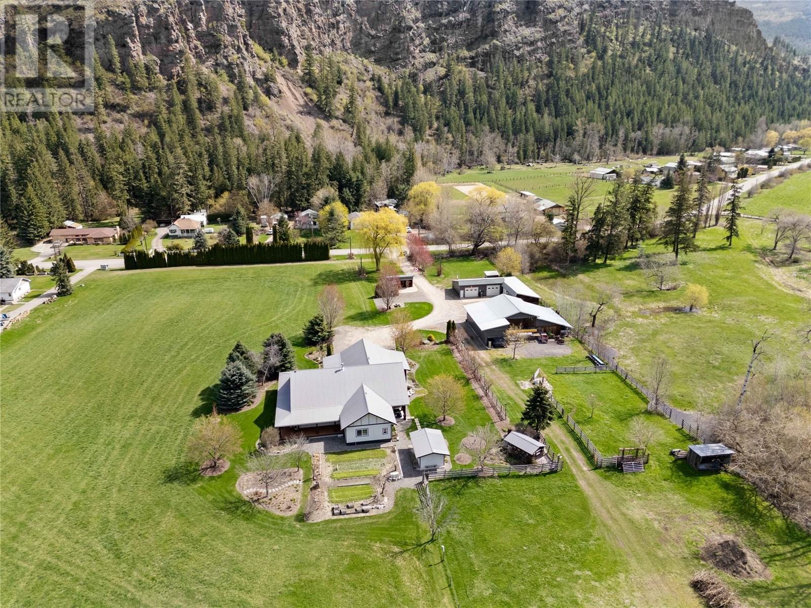  152 Salmon River Road, Salmon Arm
