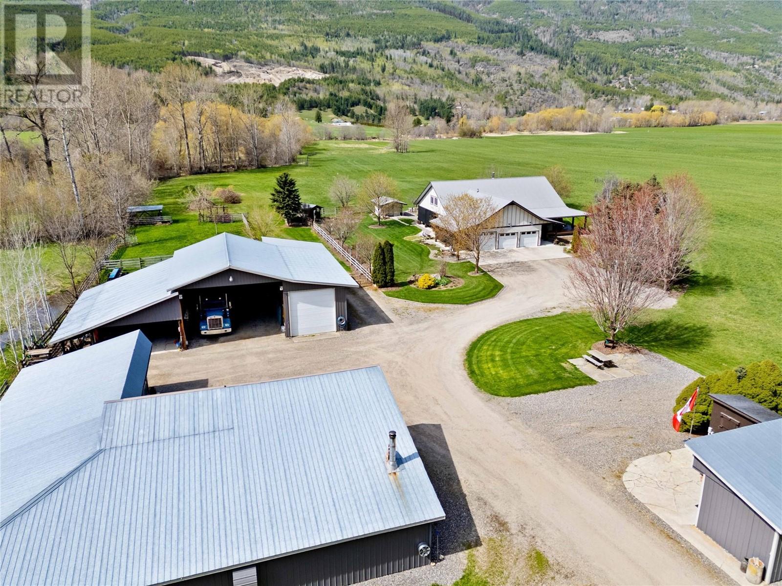  152 Salmon River Road, Salmon Arm
