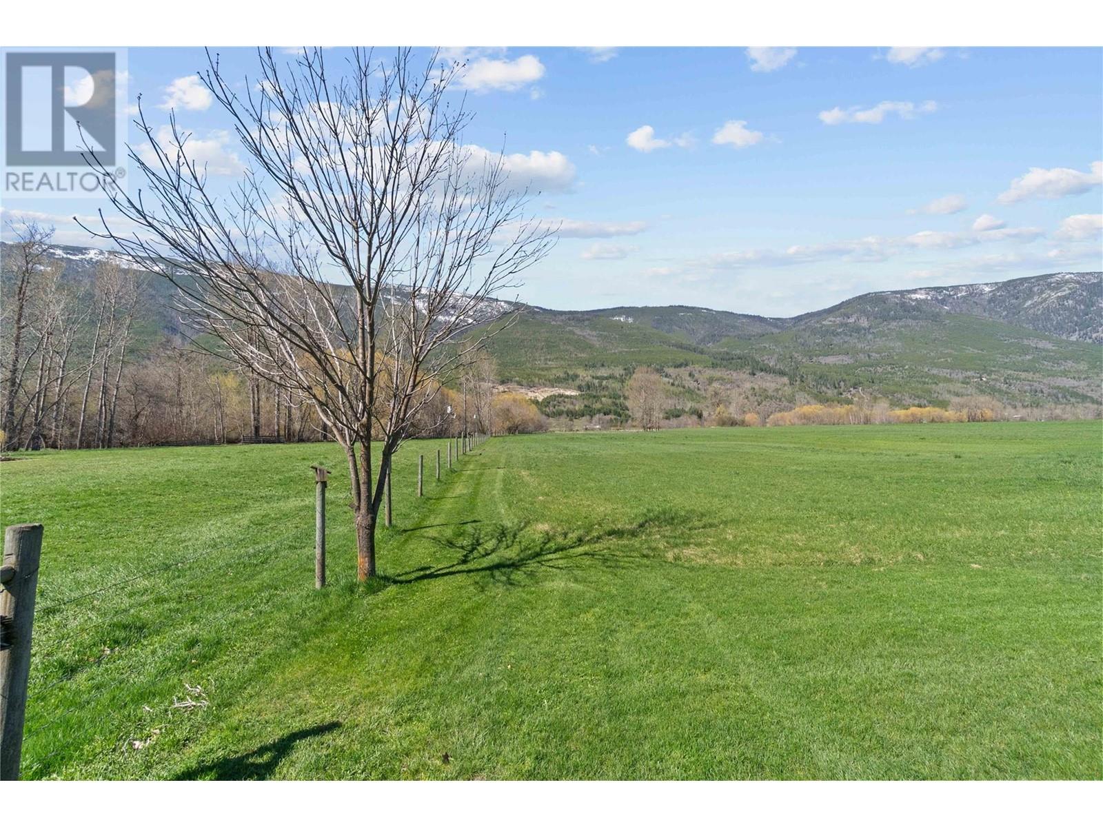  152 Salmon River Road, Salmon Arm