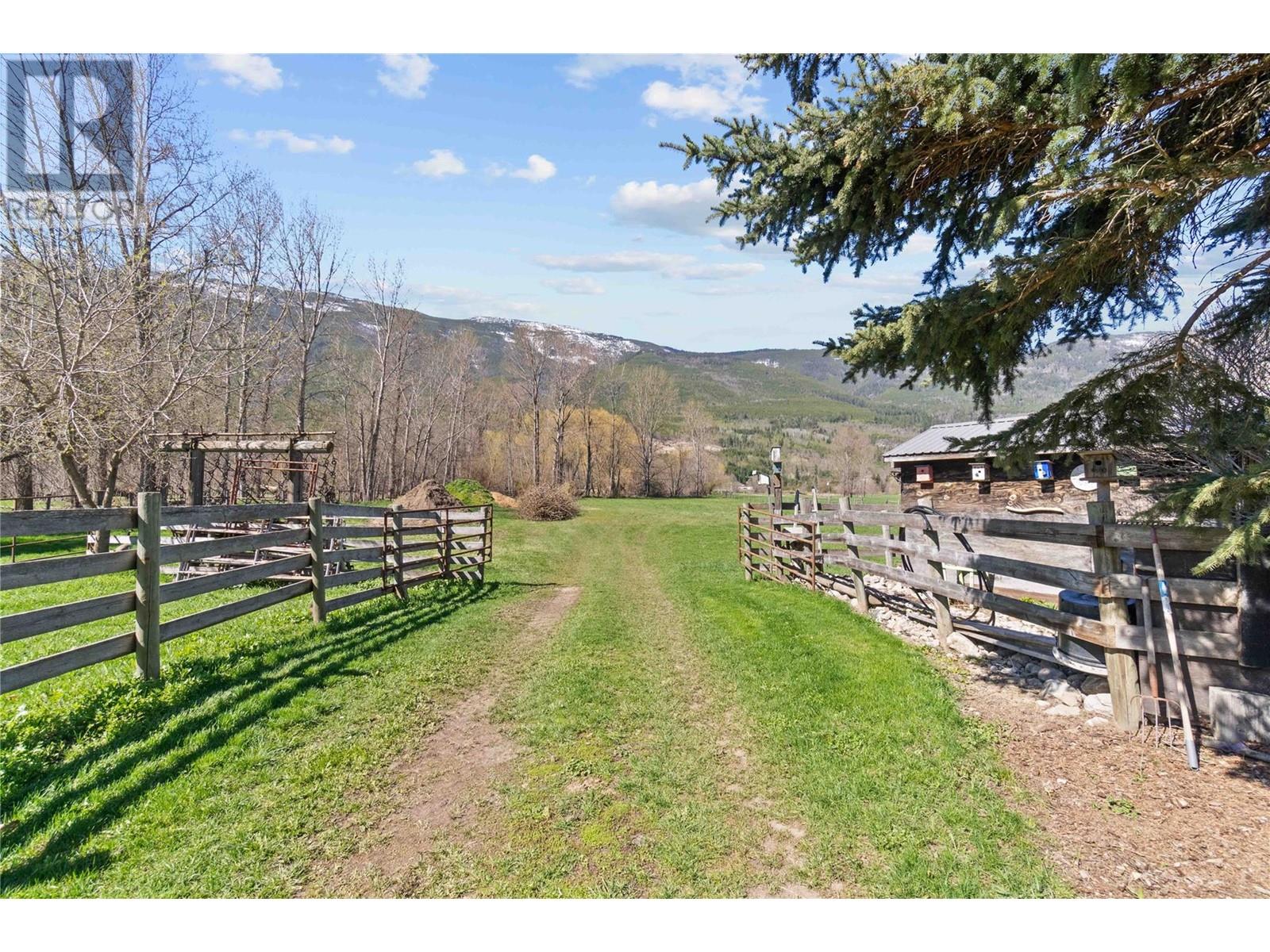  152 Salmon River Road, Salmon Arm