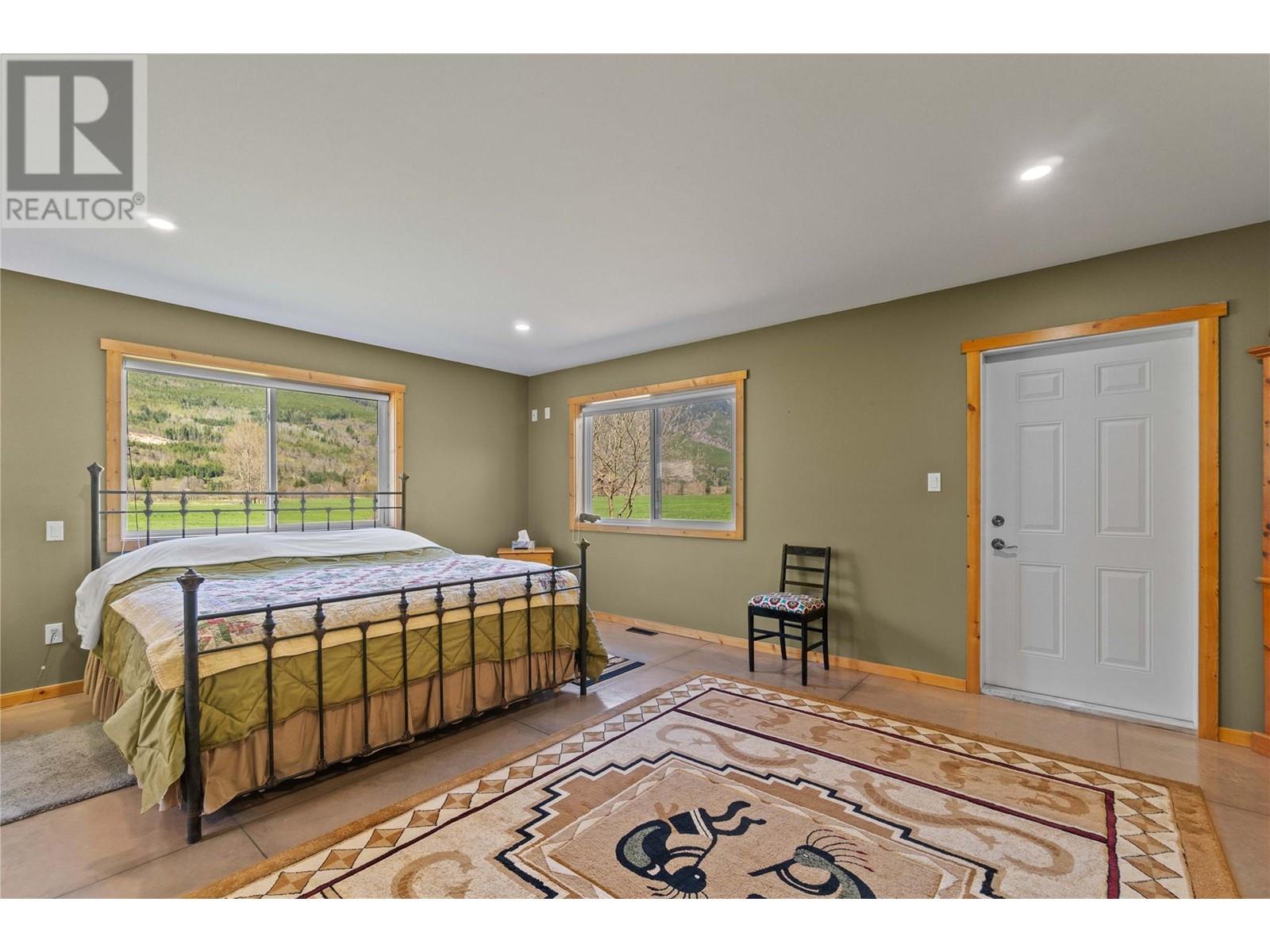  152 Salmon River Road, Salmon Arm