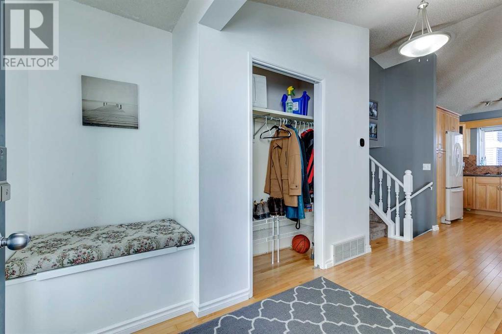 Single Family House 4 Level for Sale in  Scenic Cove Circle NW Scenic Acres Calgary 