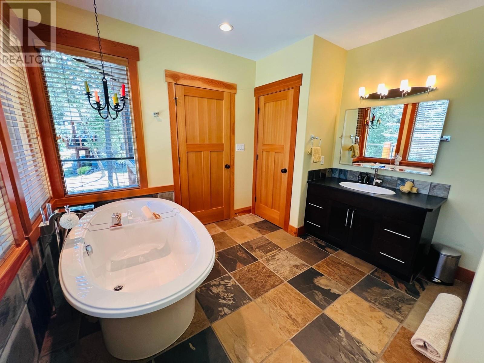 2557 LEDGEROCK Ridge, Invermere