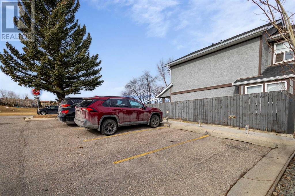 Single Family House for Sale in  Signal Hill Green SW Signal Hill Calgary 