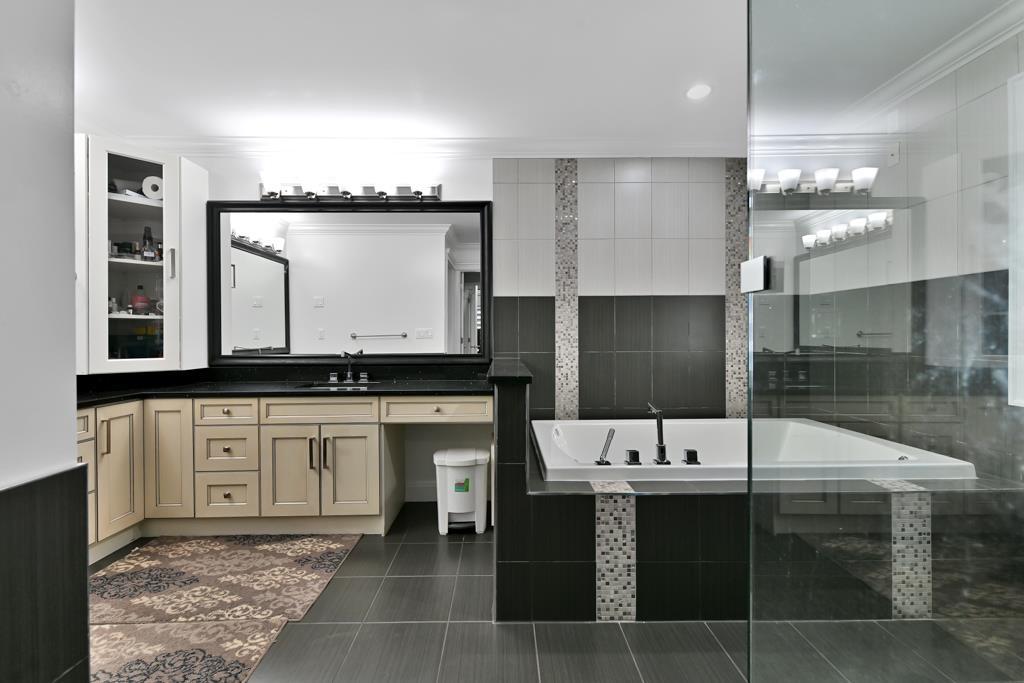 Photo 4 of 7033 129 A Street, Surrey BC