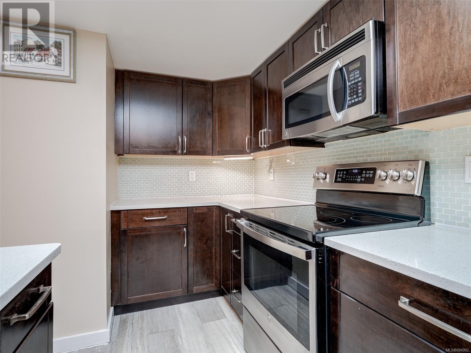 206 7143 West Saanich Road, Central Saanich