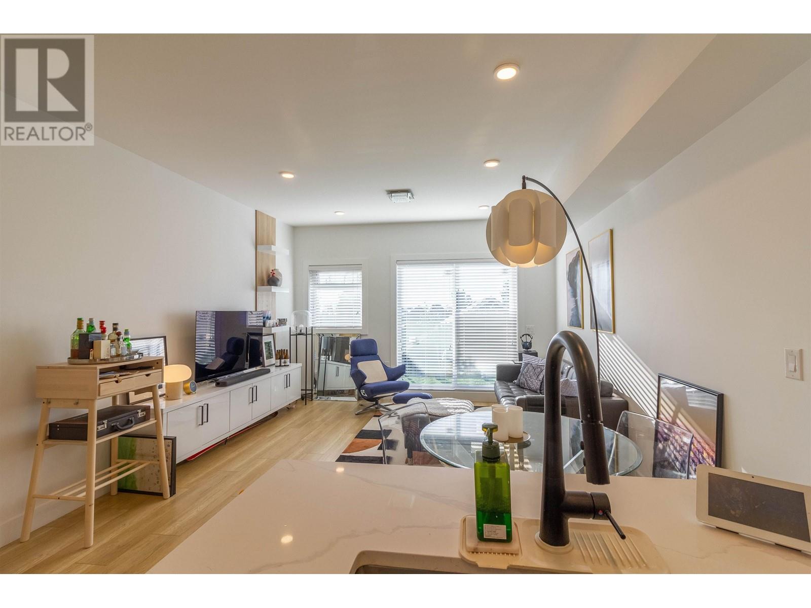 Photo 10 of 16 6288 Beresford Street, Burnaby BC