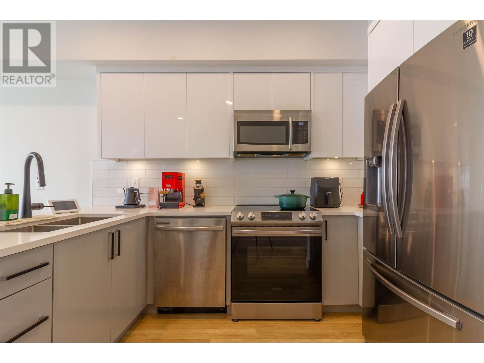 Photo 8 of 16 6288 Beresford Street, Burnaby BC
