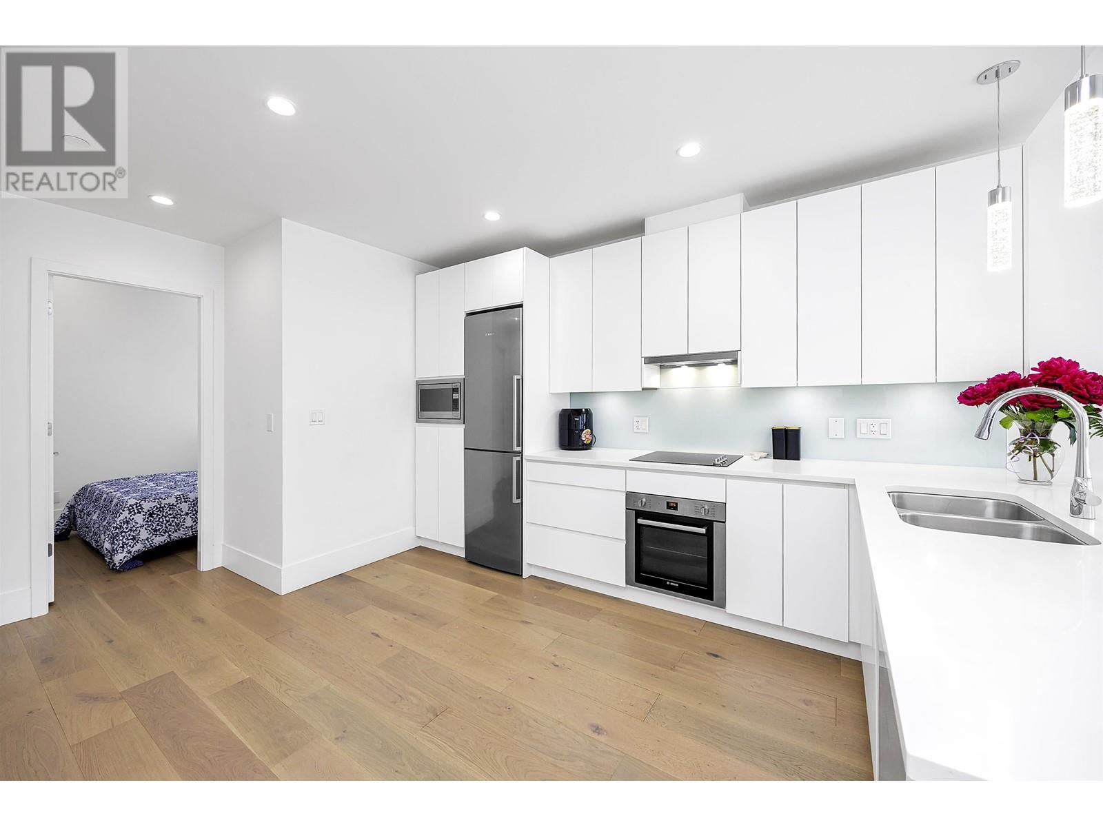 105 1591 BOWSER AVENUE, North Vancouver