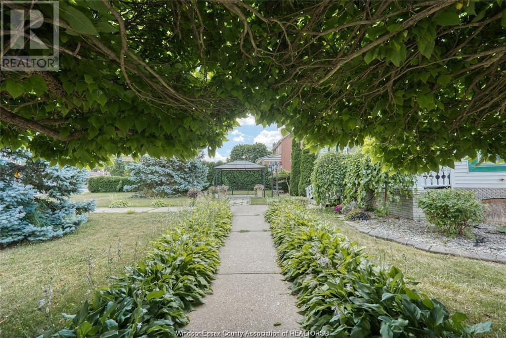 Photo 8 of 122 Talbot Street South, Essex ON
