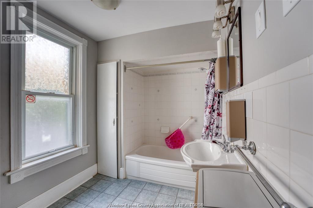 Photo 34 of 122 Talbot Street South, Essex ON