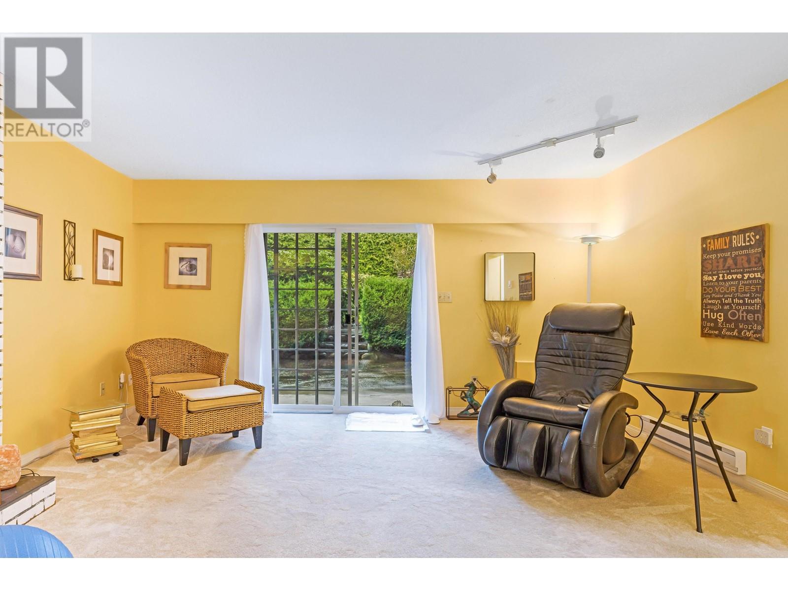 137 W WOODSTOCK AVENUE, Vancouver