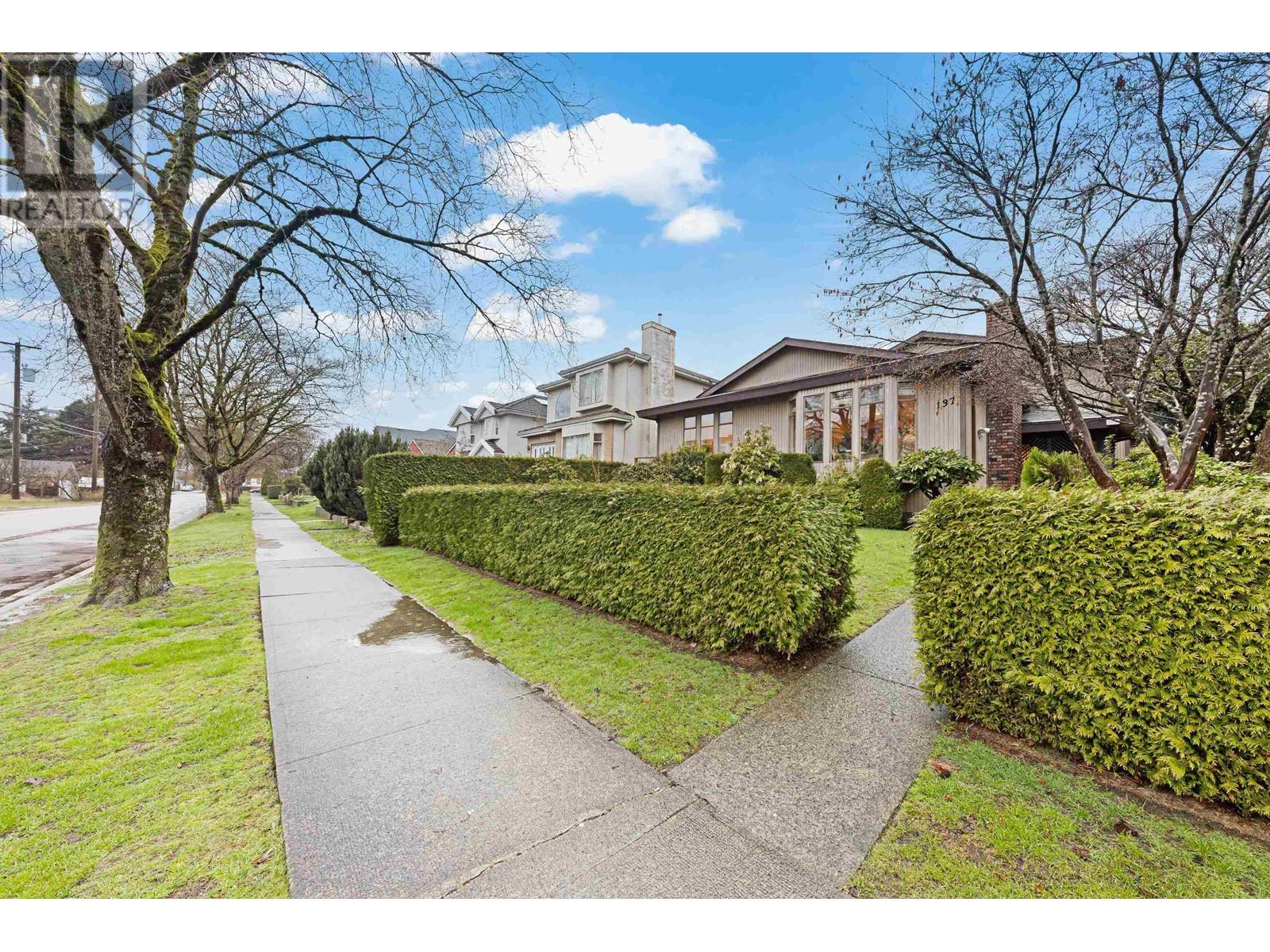 137 W WOODSTOCK AVENUE, Vancouver