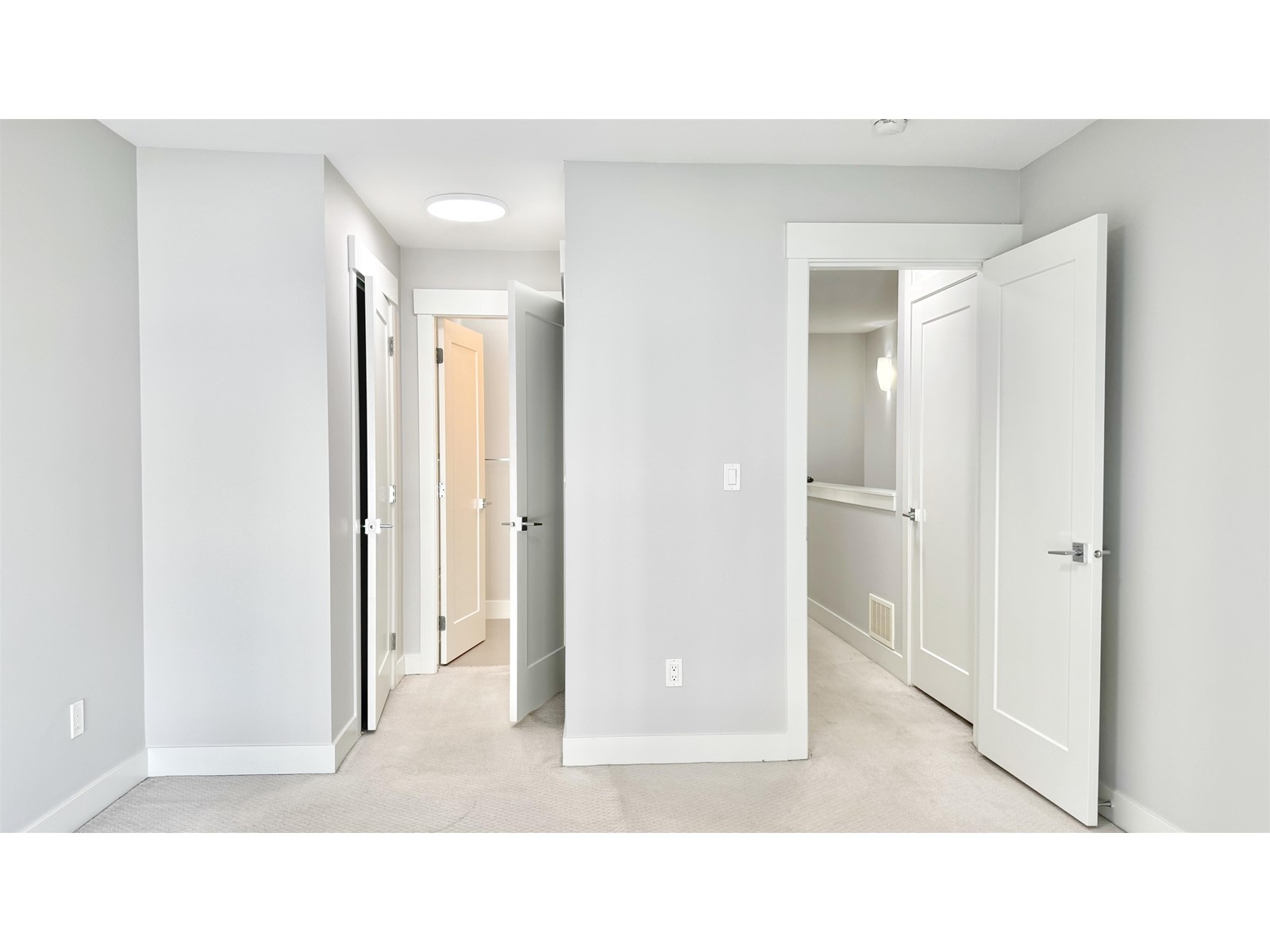 Photo 4 of 14 6162 138 Street, Surrey BC