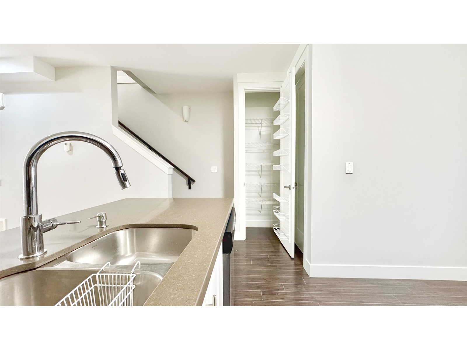 Photo 8 of 14 6162 138 Street, Surrey BC